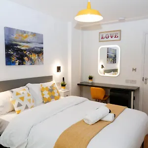 New Luxury In The Heart Of Next To Shops, Cafes, Bars & Metro With Shared Bathrooms Alloggio in famiglia